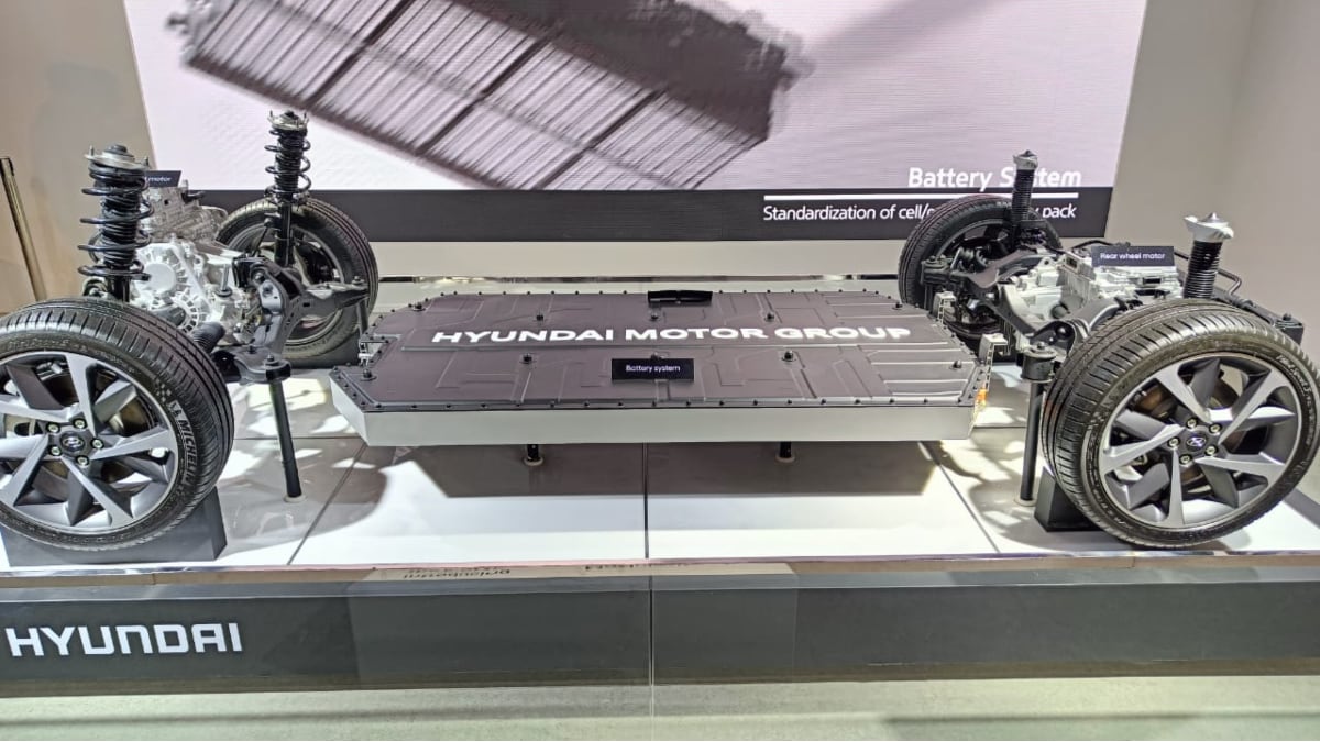 The India-spec Hyundai Ioniq 5 gets a 72.8 kWh lithium-ion battery pack. It is claimed to offer a driving range of 631 km on a single charge (ARAI-certified).