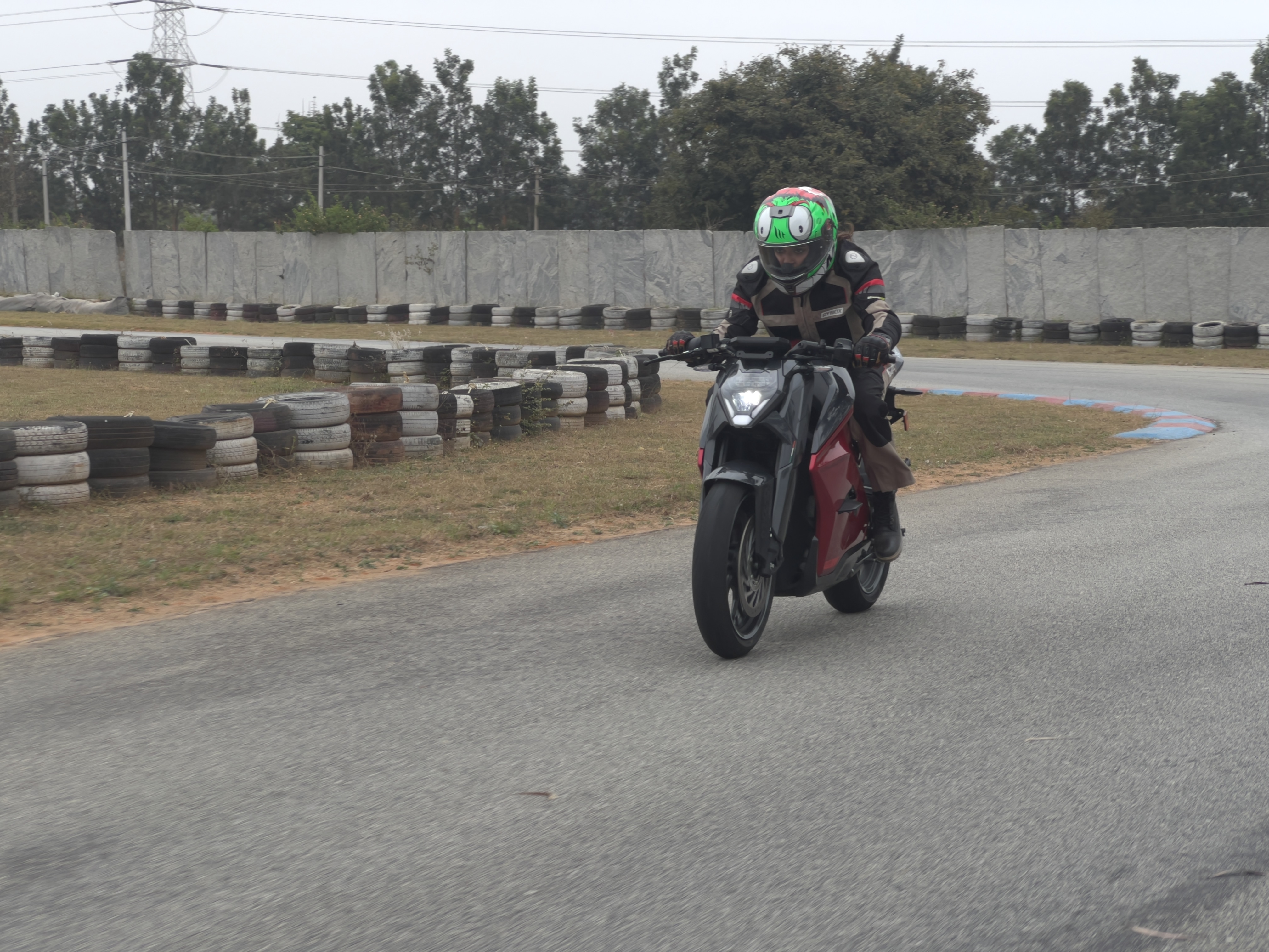 The electric bike gets three ride modes – Glide, Combat and Ballistic. No points for guessing that the Ballistic mode was everyone’s favourite for the sheer madness it holds.