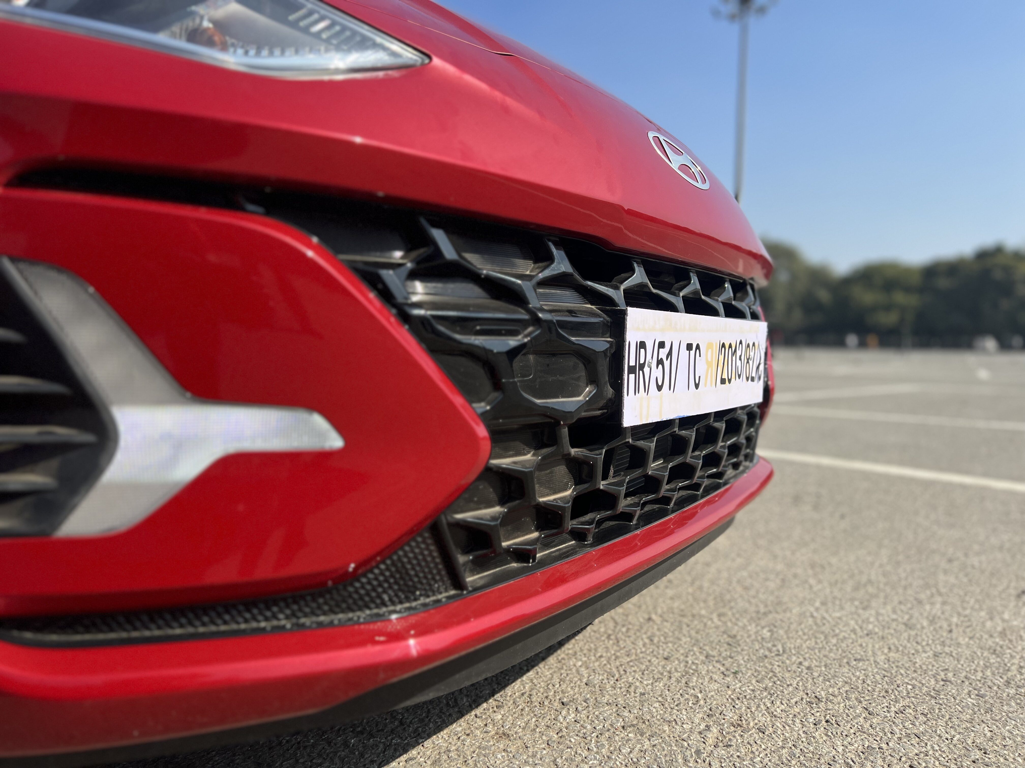 The Grand i10 Nios boasts a brand new front bumper which houses a reconstructed radiator grille that ups its road presence. The facelift hatchback sports new arrow-head-shaped LED DRLs positioned where traditionally foglamps would be placed.
