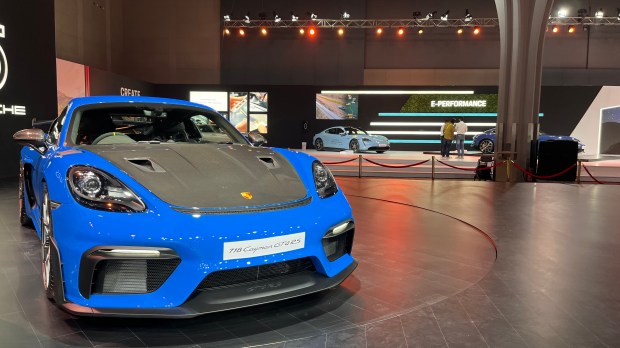 Porsche showcased its 718 Cayman GT4 RS in Mumbai at ‘festival of dream’ event. Along with that the carmaker is also exhibits its entire line-up. The supercar was previously launched in India last year at a starting price of Rs 2.54 crore (ex-showroom).
