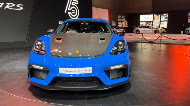 The company has reduced the car’s weight by 35 kg compared to the 718 GTS. The 718 Cayman GT4 RS is the first Cayman to get the RS badge. Porsche has improved the performance of the car, and this is reflected in its design as well. There are now intakes on the bonnet that cool the brakes