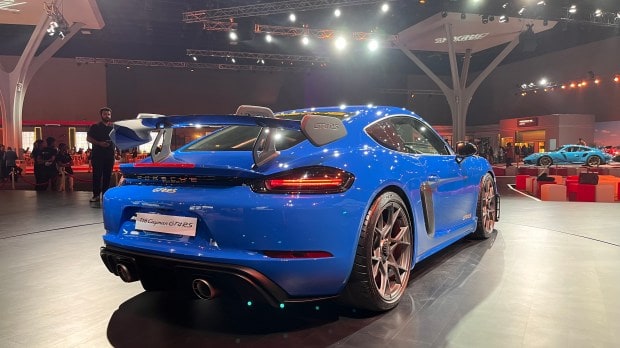 718 Cayman GT4 RS runs on 20-inch forged aluminium alloy wheels with 408mm disc brakes at the front and 380mm discs at the rear. It features an electrically adjustable front diffuser while the ride height has dropped by 30mm compared to the regular Caymans. It also features RS-specific suspension settings as well as a retuned chassis for better stiffness.