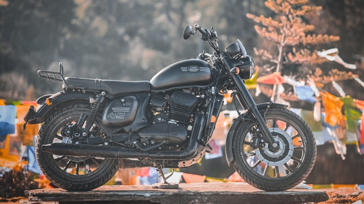 The other two motorcycles offer around 21 bhp of maximum power. However, when it comes to torque output, the Honda CB 350 RS belts out a class-leading 30 Nm of peak torque while the Hunter 350 produces 27 Nm.