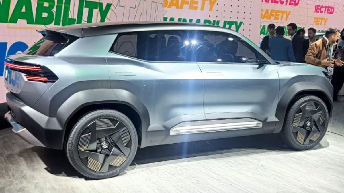 The side profile shows the coupe-like design of the SUV, thanks a sloping roofline. Moreover, it gets large alloy wheels and chunky body-cladding all around.
