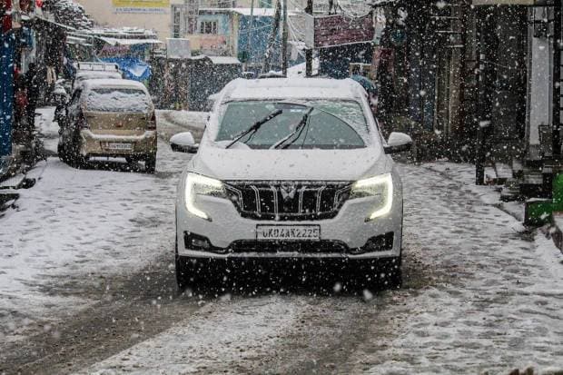 Joshimath: A vehicle moves on a road amid heavy snowfall in Joshimath. (PTI Photo)