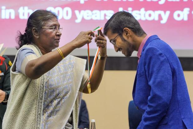 New Delhi: President Droupadi Murmu presents Pradhan Mantri Rashtriya Bal Puraskar to Sambhab Mishra, in New Delhi, Monday, Jan 23, 2023. (PTI Photo/Atul Yadav) 