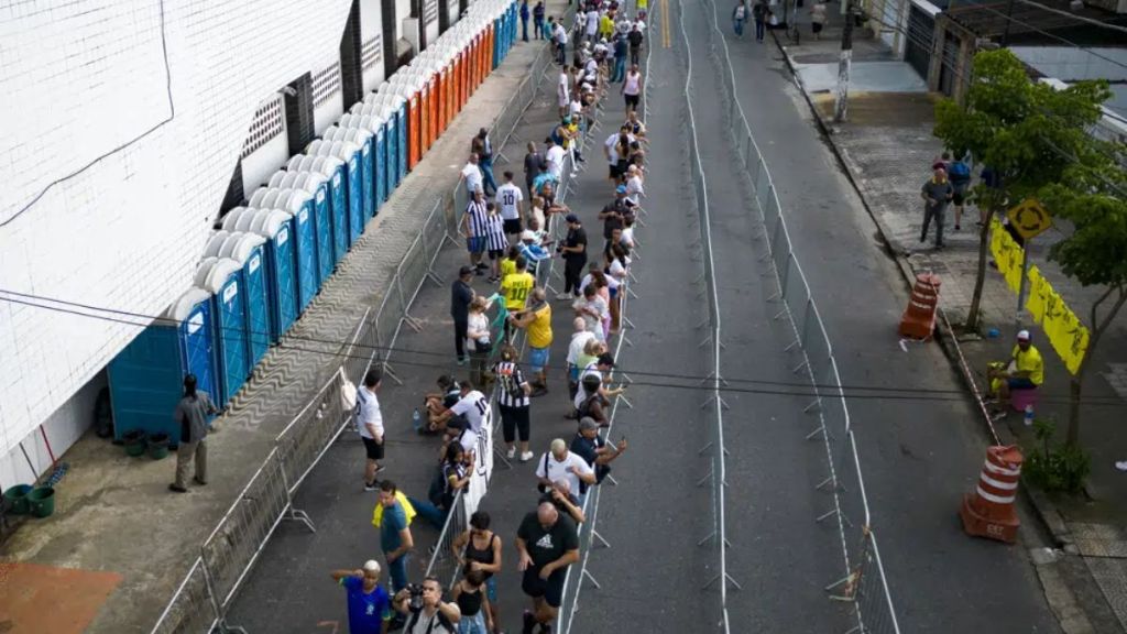 Pelé funeral Fans line up to mourn Brazilian soccer great Pelé funeral Fans line up to mourn Brazilian soccer great