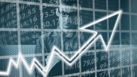 Sensex, Nifty pare early gains to close close lower; financials, oil stocks fall