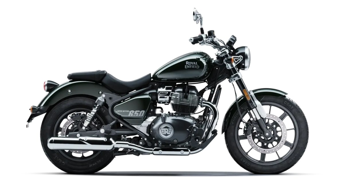 This is the Astral Green colour of the Super Meteor 650. It gets a different logo branding compared to other variants of the motorcycle.