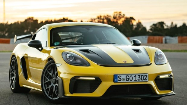 718 Cayman GT4 RS is equipped with 20-inch forged aluminium alloy wheels with 408mm disc brakes at the front and 380mm discs at the rear. It features an electrically adjustable front diffuser while the ride height has dropped by 30mm compared to the regular Caymans. It also features RS-specific suspension settings as well as a retuned chassis for better stiffness.