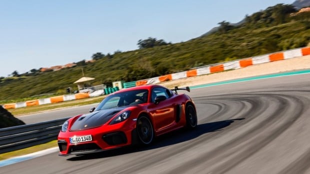 The 718 Cayman GT4 RS is the first Cayman to get the RS badge. Porsche has improved the performance of the car, and this is reflected in its design as well. There are now intakes on the bonnet that cool the brakes. There are new air intakes just behind the windows on either side of the car. 