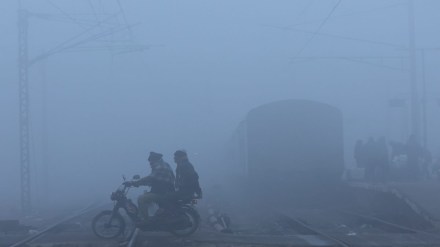 Men on a motorbike cross railway tracks amidst heavy fog on a cold winter morning in New Delhi, India, January 9, 2023. (Photo: REUTERS/Anushree Fadnavis) Men on a motorbike cross railway tracks amidst heavy fog on a cold winter morning in New Delhi, India, January 9, 2023. (Photo: REUTERS/Anushree Fadnavis)