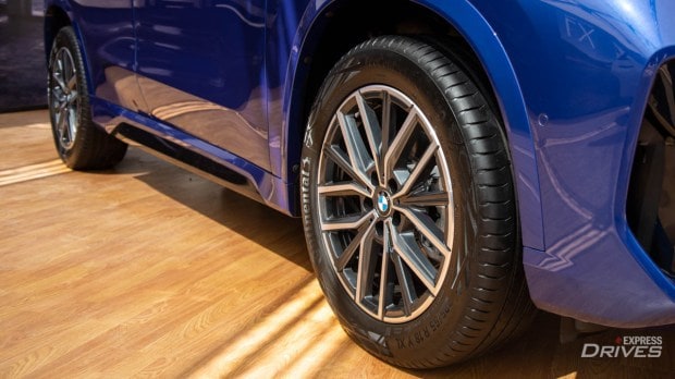 The X1 gets squarish wheel arches with 18-inch alloy wheels.