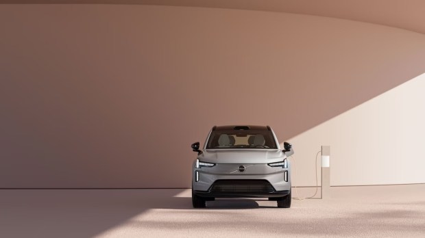 Volvo’s flagship electric SUV will draw power from a 111kWh battery claiming to run 600 kms on a full charge (WLTP cycle). 