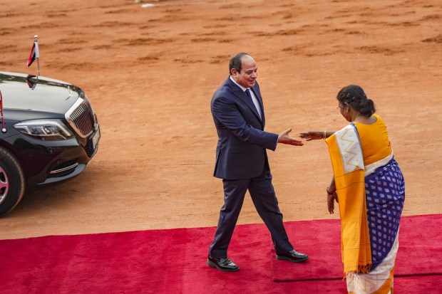 President Droupadi Murmu greets Egyptian President Abdel Fattah El-Sisi. (PTI photo)