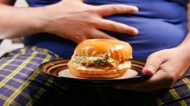 festive eating, binge eating, bloating, how to deal with bloating, food and health, food choices, food festival, christmas, new year, food porn, lifestyle