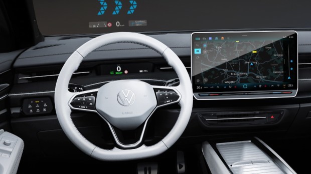 With the ID.7, VW is offering a new display concept, an augmented reality head-up display, a 15-inch screen, digitally controlled air vents etc.