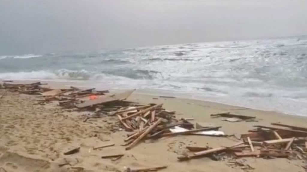migrant shipwreck, migrant shipwreck in italy, migrant shipwreck death