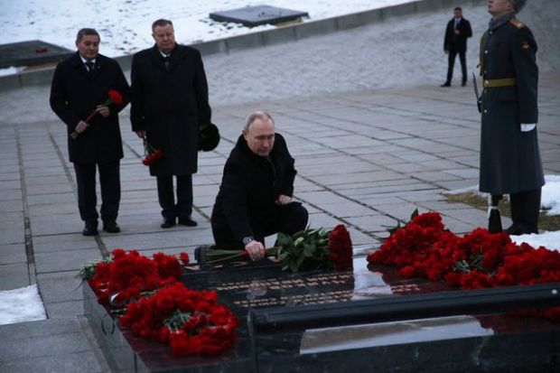 Russian President Vladimir Putin, accompanied by Volgograd Region Governor Andrei Bocharov and Presidential Envoy to the Southern Federal District Vladimir Ustinov, lays flowers on the tomb of Soviet Marshal Vasily Chuikov at the Mamayev Kurgan memorial complex. (Reuters photo)