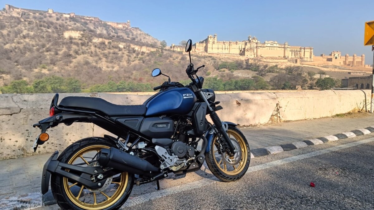 In terms of design, the FZ-X remains unchanged, save for the addition of new LED turn indicators. It also gets a new Dark Matte Blue colour shade with golden alloy wheels. 