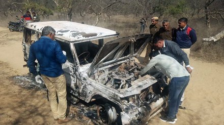 Forensic Science Laboratory (FSL) and other teams inspect a charred bolero where two skeletons were found, at Loharu, in Bhiwani on Thursday. (ANI Photo)