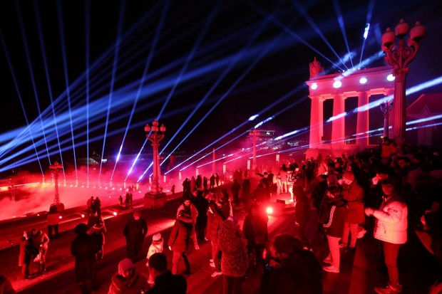 People watch a ceremony at an embankment of the Volga River in Volgograd to mark the 80th anniversary of Soviet victory in the Battle of Stalingrad (Reuters photo)