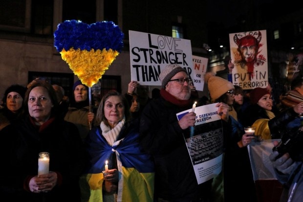 People attend a candlelight vigil in front of the Russian embassy in New York City. (Reuters Photo)