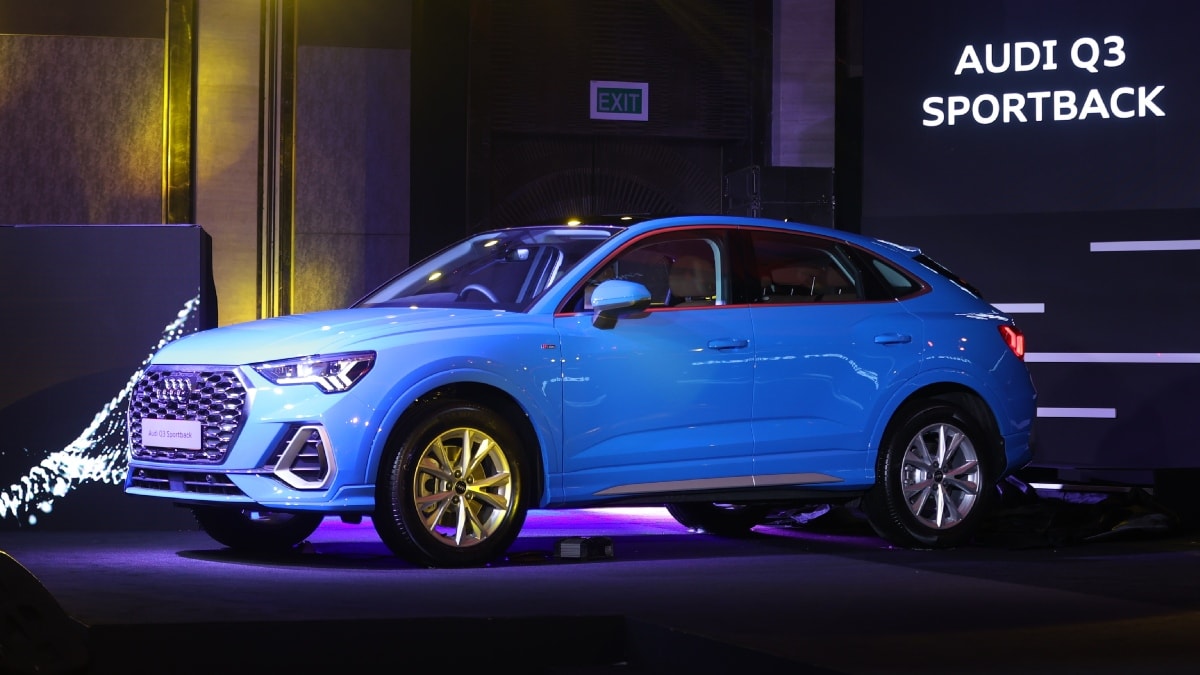 The Q3 Sportback sports an octagon-shaped grille, matrix LED headlamps with DRLs, multi-spoke alloys, and LED tail lamps. It measures 4,518 mm in length, 1,843 mm in width and 1,558 mm in height.
