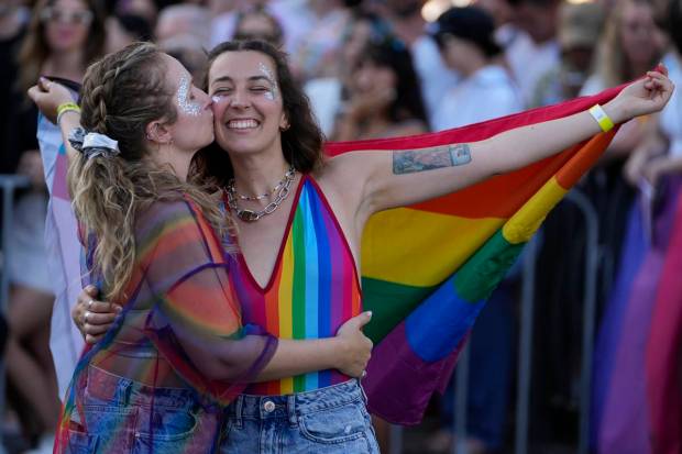 Spectators embrace ahead of the start of the 45th anniversary Sydney Gay and Lesbian Mardi Gras Parade in Oxford Street, Sydney, Australia. (AP Photo)