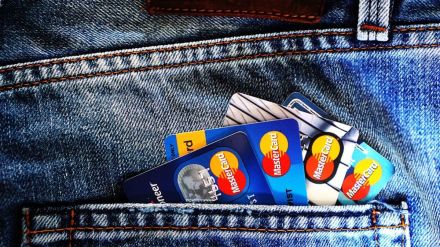 How to use a contactless credit card and keep your payment safe?