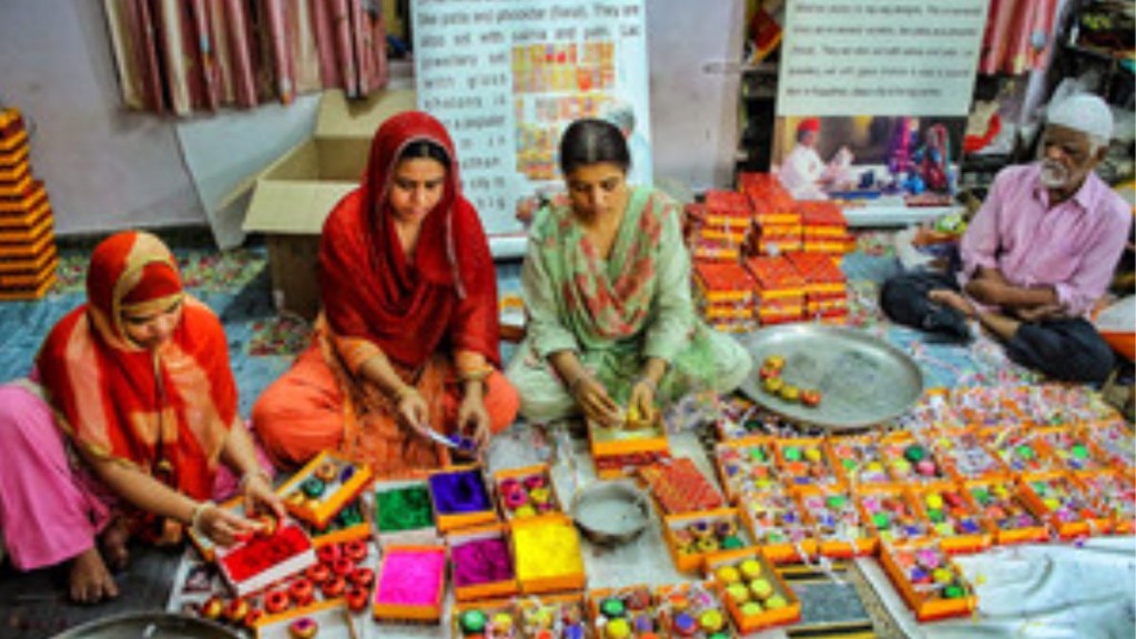 Eco-friendly Gulal Gota in demand this Holi