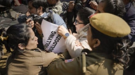 J-K anti-encroachment drive Police stop Mehbooba's protest march to Parliament J-K anti-encroachment drive Police stop Mehbooba's protest march to Parliament