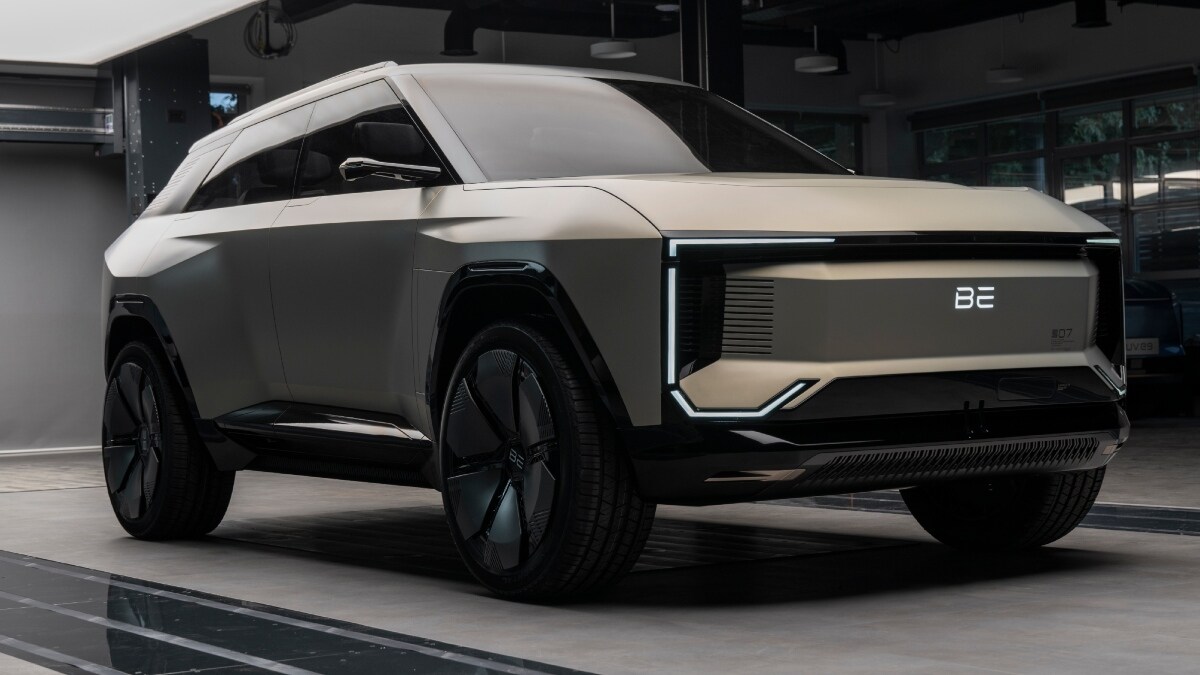 Unlike the BE.05. the Mahindra BE.07 will be a traditional SUV with a boxy design language. It will measure 4,565 mm in length, 1,900 mm in width, 1,660 mm in height and have a 2,775 mm wheelbase. The BE.07 will be introduced in October 2026.