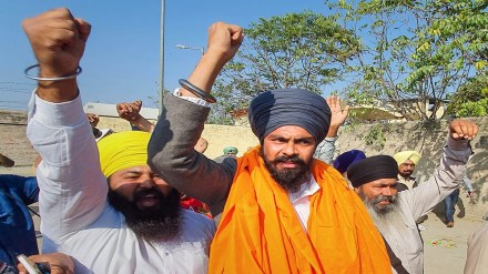 'Waris Punjab De' founder Amritpal Singh's associate Lovepreet Toofan raise slogans along with supporters after his release from the Amritsar Central Jail, in Amritsar, Friday, Feb. 24, 2023. (PTI Photo)
'Waris Punjab De' founder Amritpal Singh's associate Lovepreet Toofan raise slogans along with supporters after his release from the Amritsar Central Jail, in Amritsar, Friday, Feb. 24, 2023. (PTI Photo)