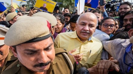 Delhi Police personnel escort Delhi Deputy Chief Minister Manish Sisodia from Rajghat ahead of his questioning by CBI in the liquor policy case, in New Delhi, Sunday, Feb. 26, 2023. (PTI Photo/Manvender Vashist Lav)
Delhi Police personnel escort Delhi Deputy Chief Minister Manish Sisodia from Rajghat ahead of his questioning by CBI in the liquor policy case, in New Delhi, Sunday, Feb. 26, 2023. (PTI Photo/Manvender Vashist Lav)