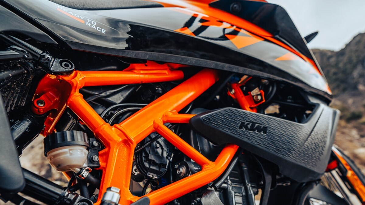 The KTM 390 Adventure continues to be powered by a 373cc single-cylinder, liquid-cooled, which has an output of 43bhp at 9,000rpm and 37 Nm at 7,500rpm. KTM 390 Adventure 2023 meets strict emission regulations worldwide thanks to two catalytic converters.