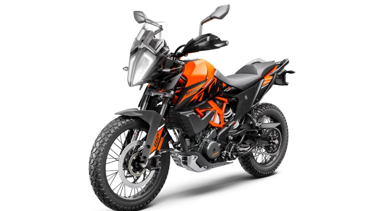 Furthermore, it features a height-adjustable windscreen, a two-piece seat with a saddle height of 855mm, full LED headlamps, a 5-inch TFT instrument display, Bybre's 320mm front disc brakes, and 230mm rear brakes, as well as a 200mm ground clearance.