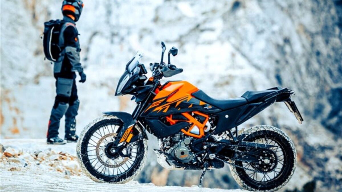 New graphics have also been added to the KTM 390 Adventure, but the twin combinations of black-orange and blue-orange remain. The Split-Trellis main frame is painted in KTM’s signature orange colour.