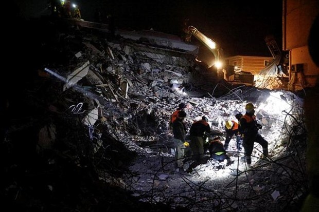 Rescue team members search for survivors in the aftermath of a deadly earthquake in Kirikhan, Turkey on Feb 9, 2023. (Image: Reuters/Guglielmo Mangiapane)