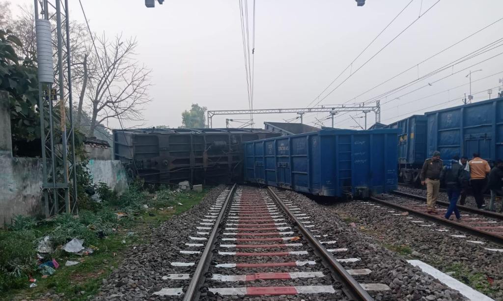 11 wagons of goods train derail near Sultanpur Junction