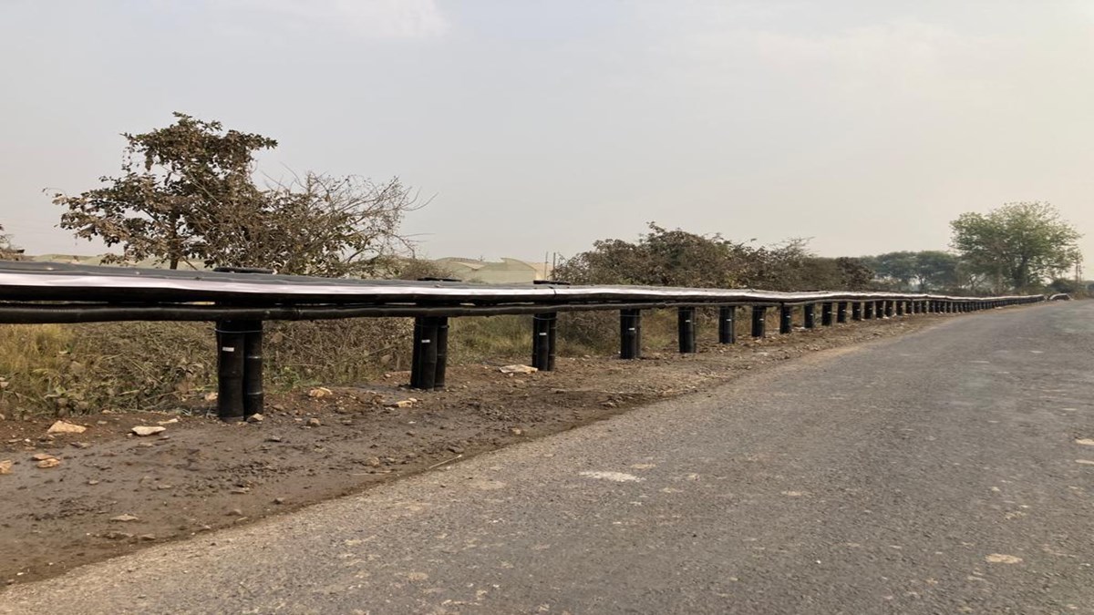 bamboo barrier, bamboo barrier installation, bamboo crash barrier, bamboo crash barrier news, bamboo crash barrier latest news, bamboo crash barrier on highway, Vani-Warora Highway