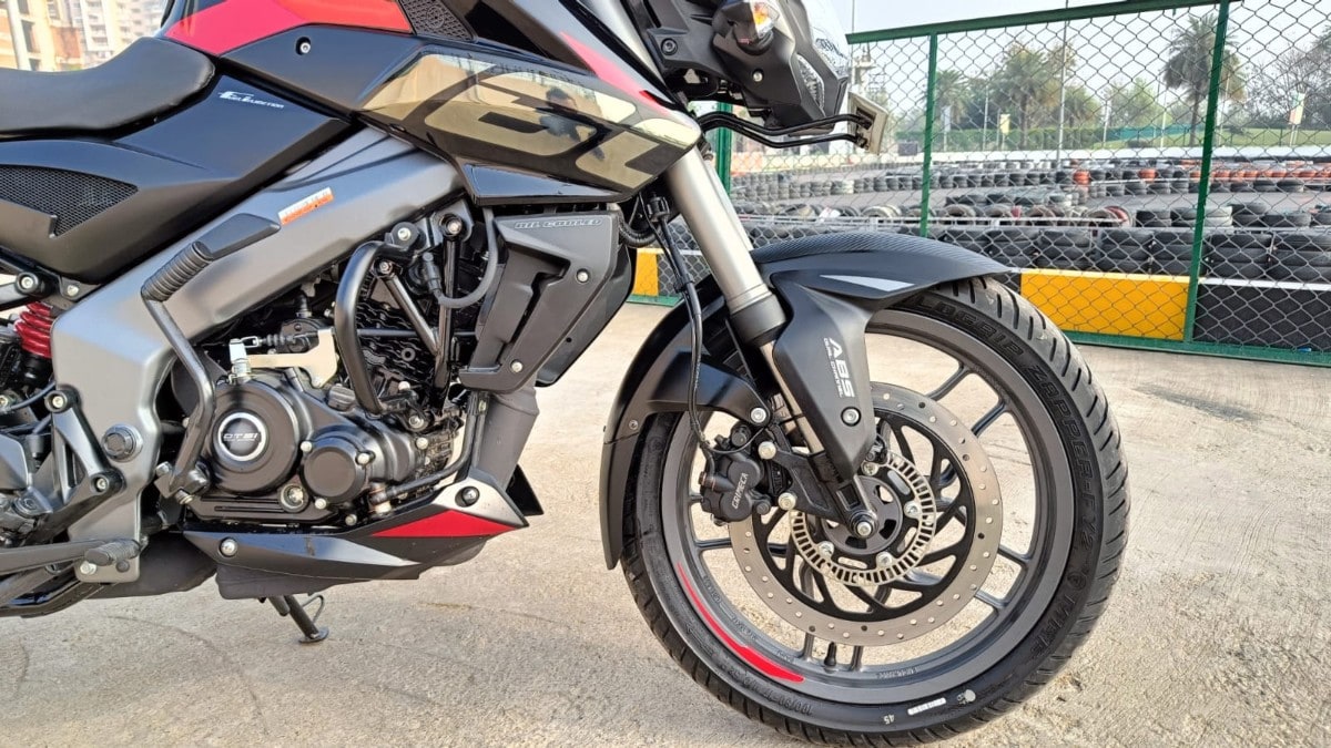 Mechanically, these motorcycles remain unchanged. However, the engines are now OBD-2 compliant. Powering the Pulsar NS160 is a 160.3cc, single-cylinder, oil-cooled engine that develops 16.9 bhp and 14.6 Nm, paired with a 5-speed gearbox. 