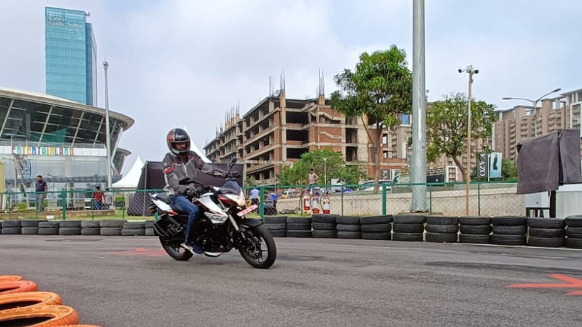 The Pulsar NS200 gets a 199.5cc, single-cylinder, liquid-cooled engine that churns out 24.1 bhp and 18.74 Nm of peak torque. It comes mated to a 6-speed manual gearbox. Also, it is one of the most powerful motorcycles in its class.