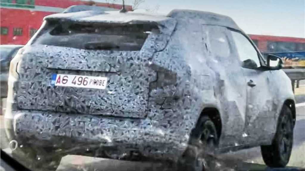 renault duster spied testing