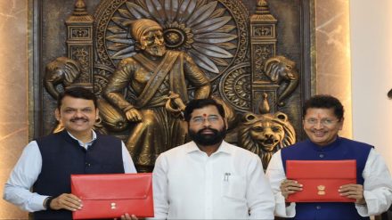 Maharashtra Chief Minister Eknath Shinde with Deputy CM and State Finance Minister Devendra Fadnavis and State Minister Deepak Kesarkar poses for photos with the State Budget 2023-24 on March 9. (Photo: Twitter/@Dev_Fadnavis)
Maharashtra Chief Minister Eknath Shinde with Deputy CM and State Finance Minister Devendra Fadnavis and State Minister Deepak Kesarkar poses for photos with the State Budget 2023-24 on March 9. (Photo: Twitter/@Dev_Fadnavis)