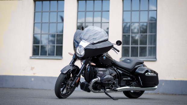 The BMW R18 Transcontinental gets a large handlebar-mounted fairing with a windscreen for its touring capabilities. The motorcycle also gets body-coloured panniers, a topbox and wind deflectors. It gets alloy wheels and a pillion seat as standard.