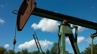 Crude oil futures slip on low demand (1)