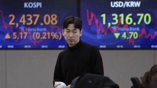 Global stocks lower after Wall St steadies amid rate fears