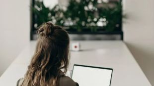 Jump in manufacturing, oil sector jobs aids 5% rise in white-collar employment