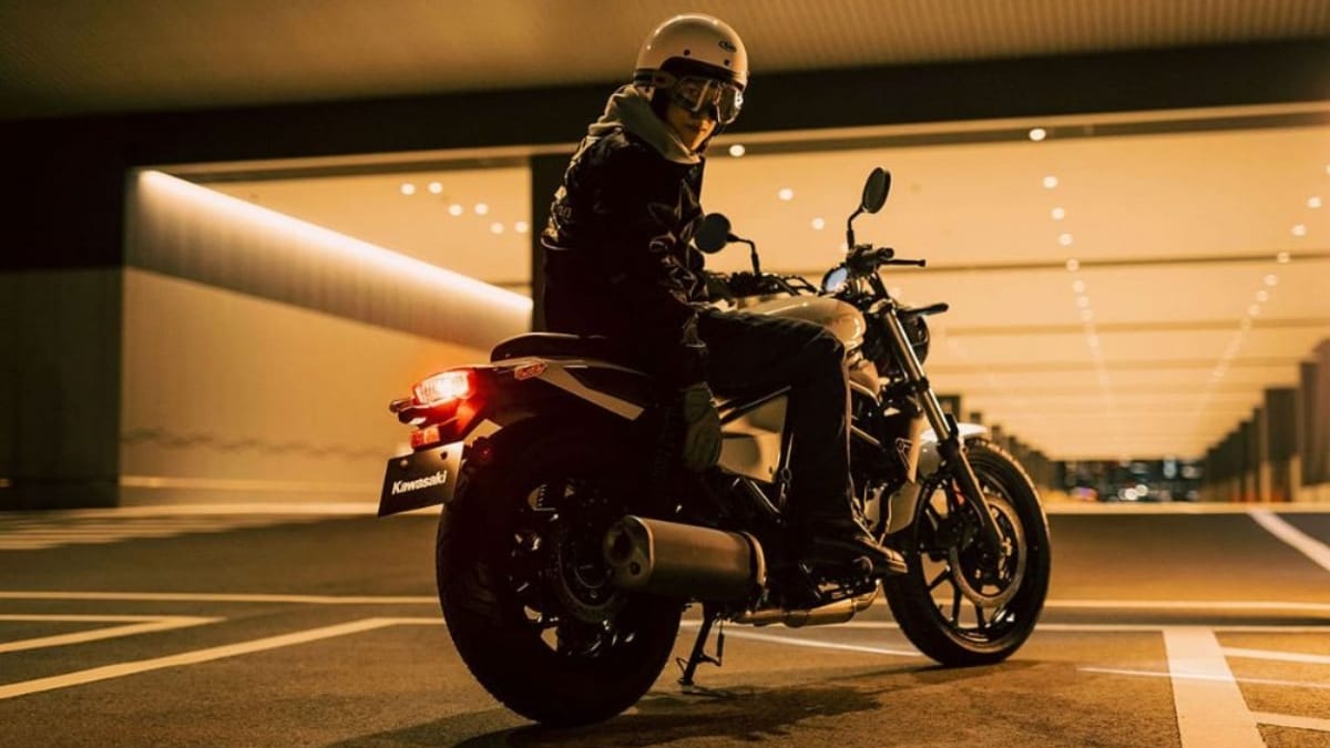 Kawasaki Eliminator 400 vs Royal Enfield Interceptor 650: Riding positionThe Eliminator 400 has a low-slung, cruiser-style riding position with forward-mounted footpegs and a relaxed, comfortable seating position.